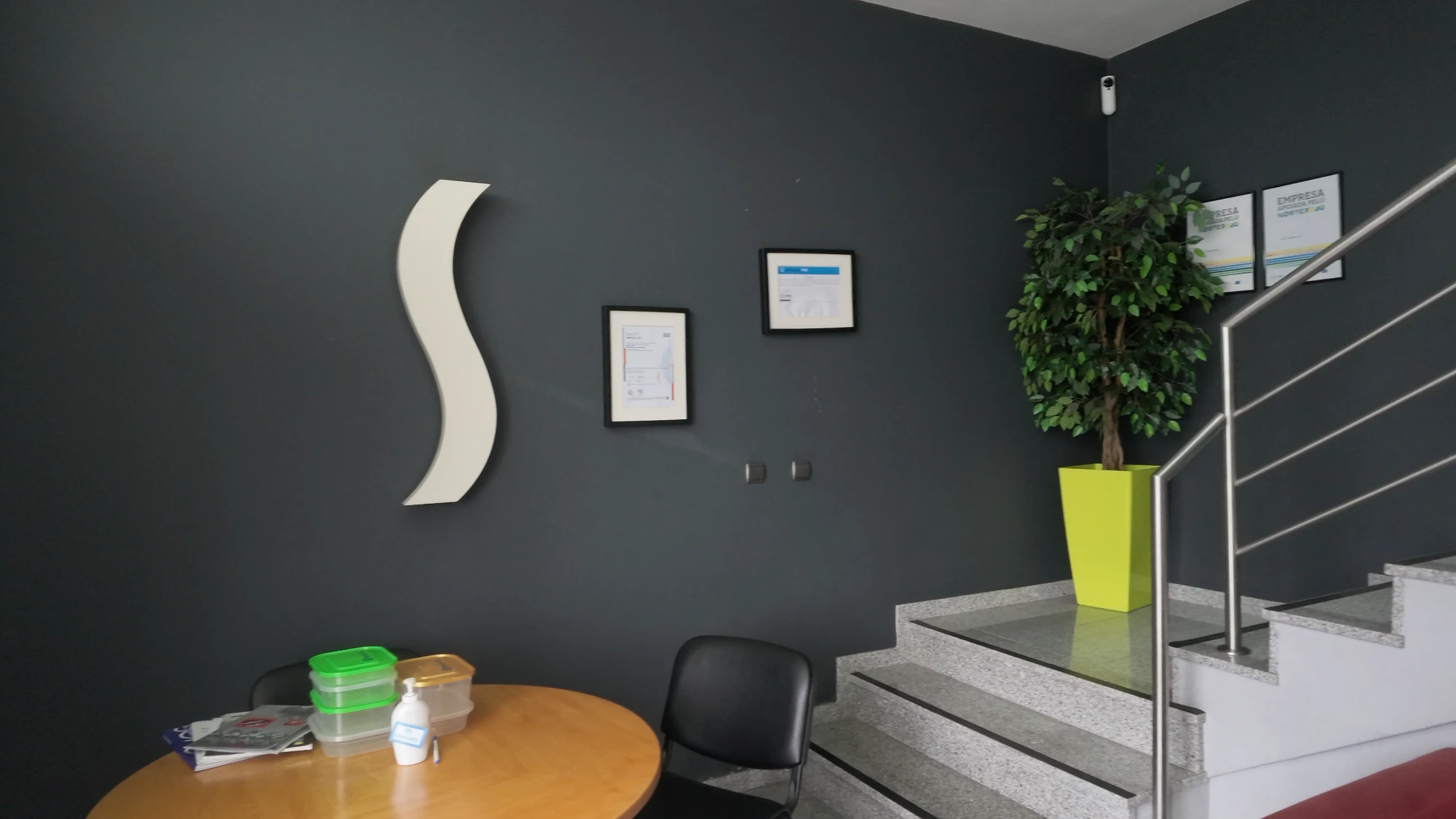 Receção da LinkPlas, com os certificados da empresa na parede